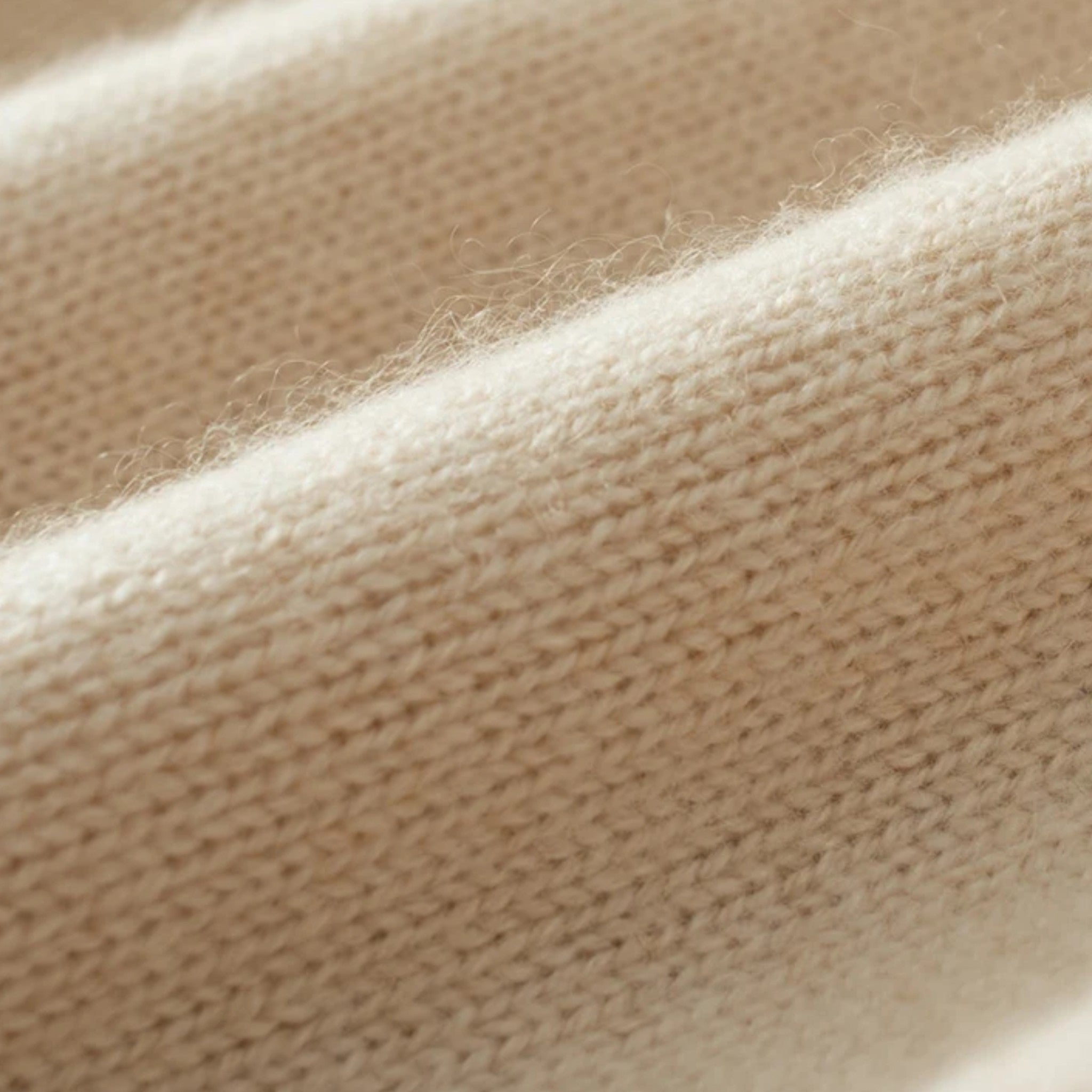 Golf Damski o Eleganckim Kroju | Stylowy Sweter Damski z Wywijanym Kołnierzem