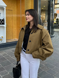 Krótka kurtka damska typu trench o aplikacji kroju | Stylowa kurtka przejściowa damska 