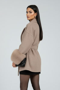 Damski długi płaszcz zimowy z paskiem i mankietami | Elegancki płaszcz na zimę